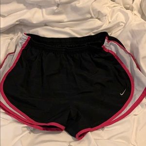 Nike shorts (L)